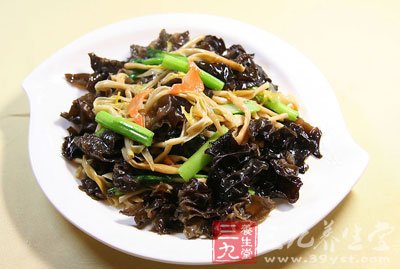 黃花菜熟而入味用濕澱粉勾芡