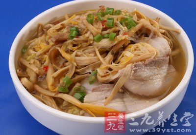 用小火焖燒至黃花菜入味