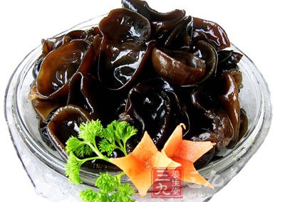 先加入水發黑木耳翻炒再加入黃瓜片繼續翻炒