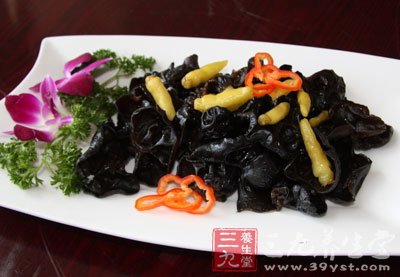木耳中的膠質可把殘留在人體消化系統內的灰塵