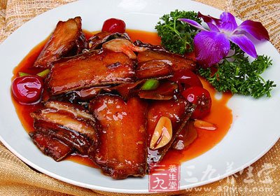 將帶魚切成塊然後用油炸