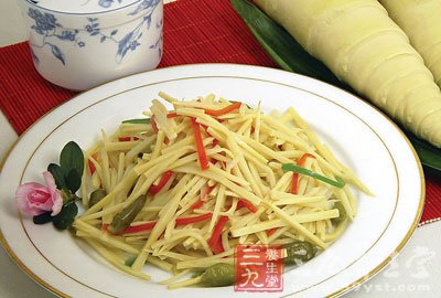 坐鍋點火倒油待油6成熱時放入素蚝油