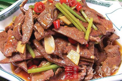 油熱後先下辣椒花椒炸至黑紫色