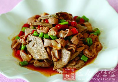 跟平常炒菜一樣炒蔥姜蒜和胡蘿卜