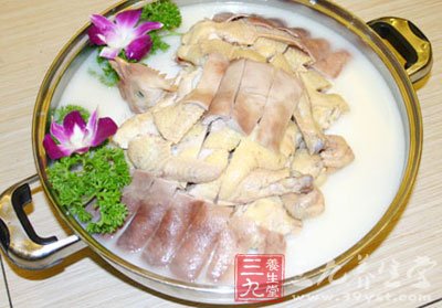 把10碗水放入煲內煮沸放入雞塊