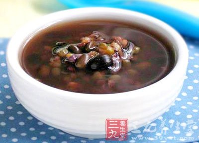 黑豆浸泡一夜後先煮1小時