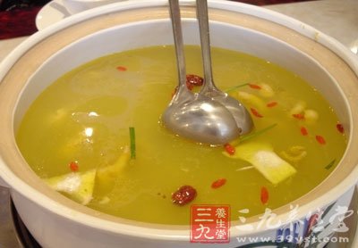 用錫紙將金針菇包起下適量的雞湯和牛油