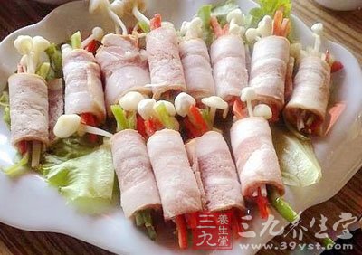 把青瓜和雲耳切絲(顯然我的刀功不過硬