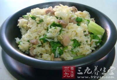生菜絲鹽炒至生菜絲斷青就行了