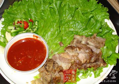 將拌勻的肉末大米飯分在菜葉內