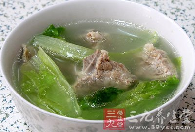 用另外2湯匙色拉油將排骨及香腸慢火煎熟