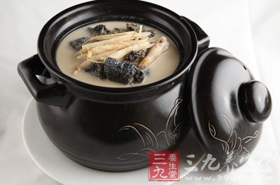 化開鹽椒水澆在黃芪和烏雞之上