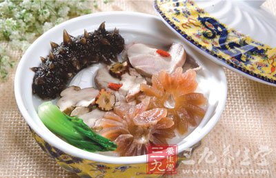 將水發海參洗淨背朝下攤開