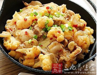將蒸好的臘肉連湯汁一起下鍋燒開