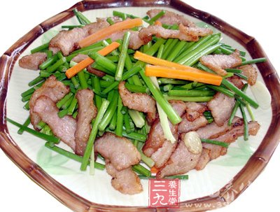 鍋滾後加入韭菜快速翻炒
