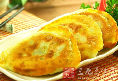 用一個平底鍋抹少許油菜