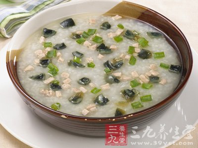 煮約50分鐘後放入余下的皮蛋塊和蔥花