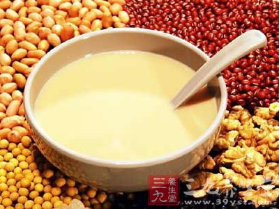 將作法3煮好的豆漿倒入濾網過濾