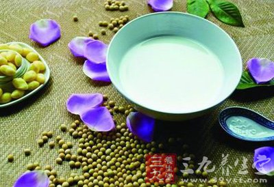 放入綠豆冰糖制成豆漿即可飲用
