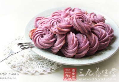 將面糊裝入裱花袋擠在烤盤上