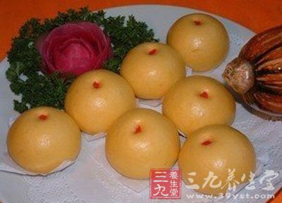 粘上面包糠入油鍋內炸熟即可