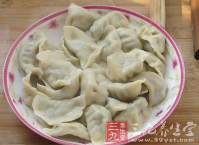 加入鹽雞精香油順著一個方向攪拌均勻
