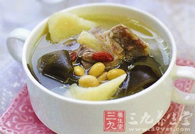 淨鍋內加入清水放入排骨