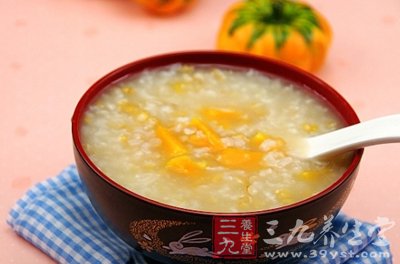 放入去皮切塊的南瓜和切碎的胡蘿卜