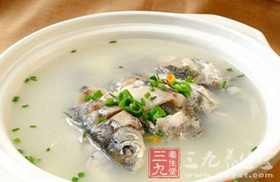 砂仁研末放置魚腹內置於炖盅蓋好
