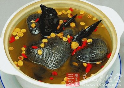 將烏雞的爪尖雞尾剪掉沖淨表面和內膛後