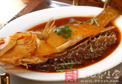由於海鲈魚本來就是鹹的在魚的兩側少抹一點鹽就可以了
