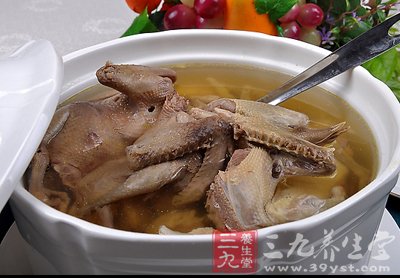 白菜洗淨去葉留梗切成骨牌塊