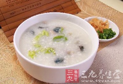 放入豬肉末及牡蛎用小火熬至熟