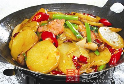將香菜掰成兩截放在鍋裡一起炖5分鐘變軟