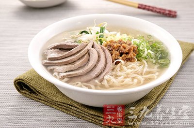 燒好的雞肝拌入面條入盤上桌