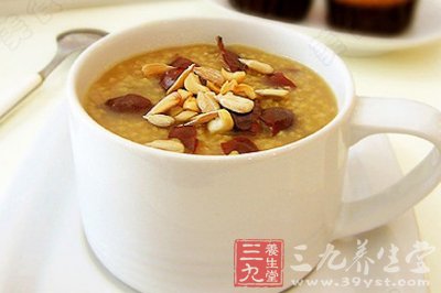 取湯鍋注入適量清水燒開後放入小米