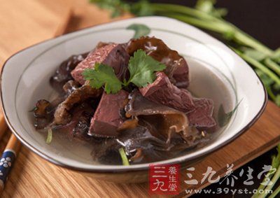 豬血與木耳同放鍋中加水大火加熱燒開