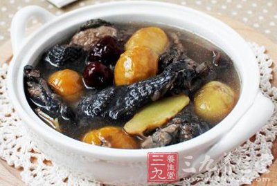 砂鍋中入半鍋熱水放入焯過的烏雞