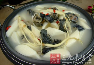 老姜去皮切片青蔥去頭部切段;紅棗洗淨備用