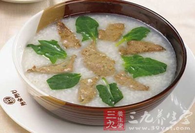 大米煲35分鐘左右的時候加入准備好的羊肝