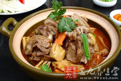 然後將其倒入火鍋內,繼續煮10分鐘左右即可食用