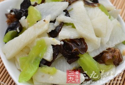 坐鍋加植物油燒熱下蔥姜絲爆香