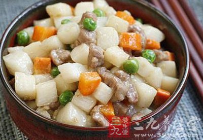 放入胡蘿卜和山藥翻炒