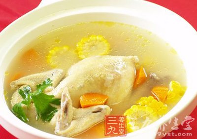 開鍋後陸續加入栗子蘑菇
