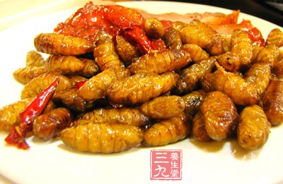 兩條蔥和半碗米酒沸騰後放入豬肚