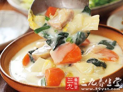 入高湯淡奶油和其他蔬菜炖煮