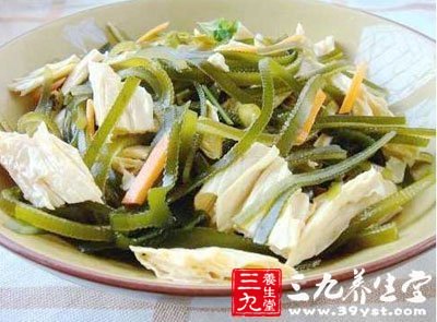腐竹切成長絲狀放入開水中焯煮熟透