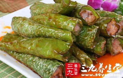 加少量水上蓋焖至青椒入味熟透