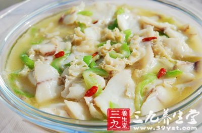 熟後下鹽調味放下魚片立即熄火