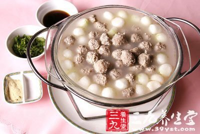 將牛肉末擠成丸子放入鍋